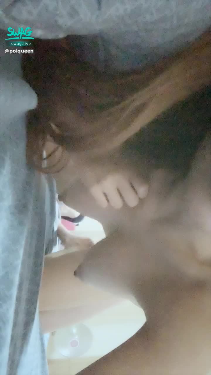 poiqueen : 🔞單男VS單女🔞趴在鏡頭前被前後抽插 冷不防被打一下屁屁 疼