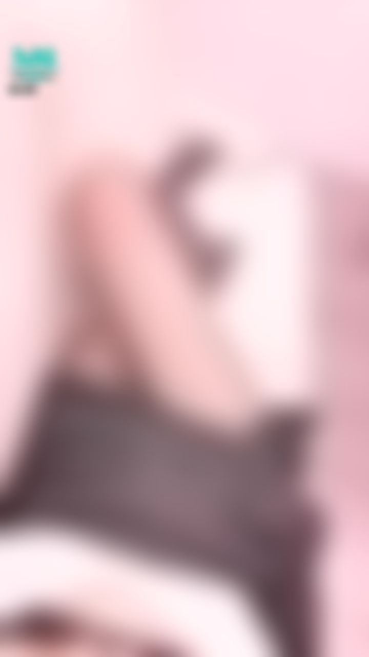  : 🔞老師不知道喝了學生給的什麼水...🥛怎麼覺得人發熱好不舒服呀～老師需要躺沙發休息一下...🥵