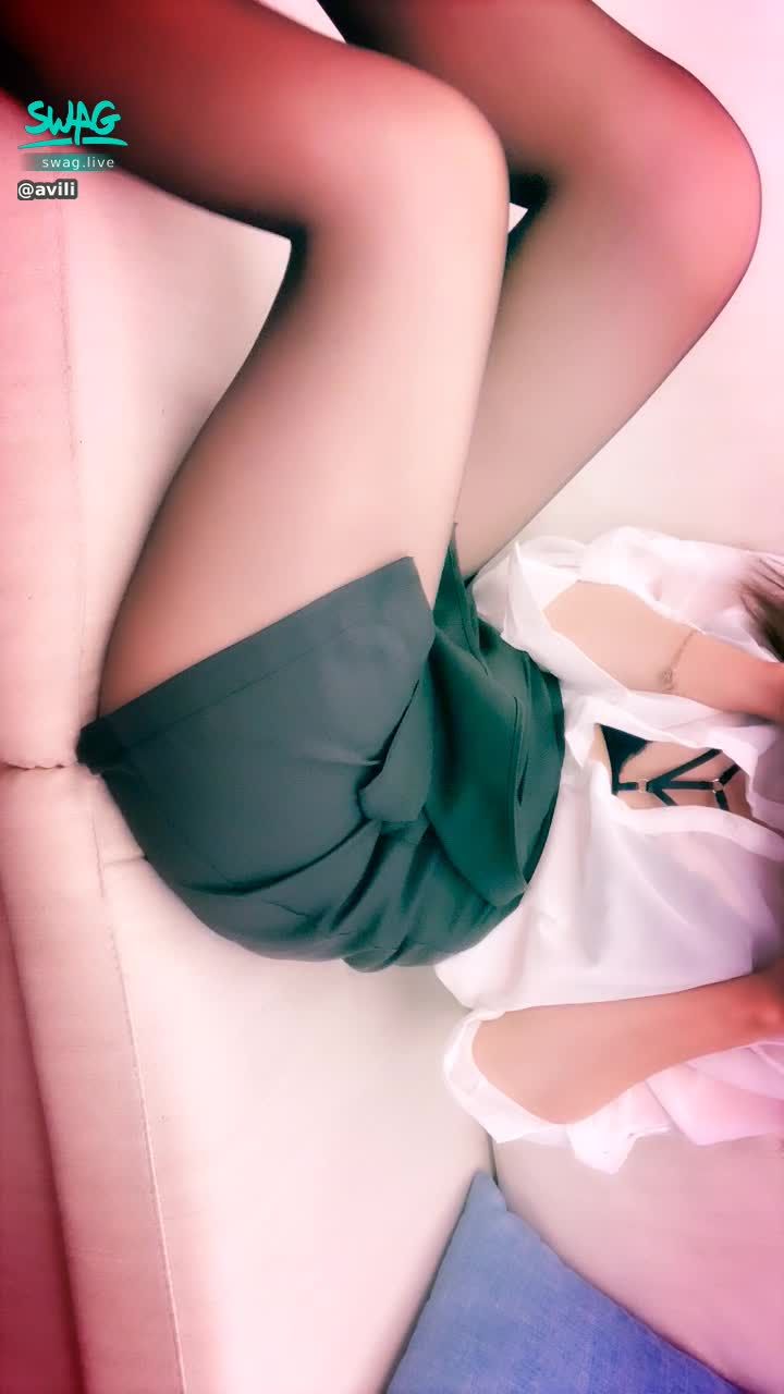  : 🔥🔥學生超壞‼️再給老師一杯了苦藥水( 春藥)🚫...說喝了舒服很多哦😈喝完老師瞬間下面好燒好熱的感覺🔥