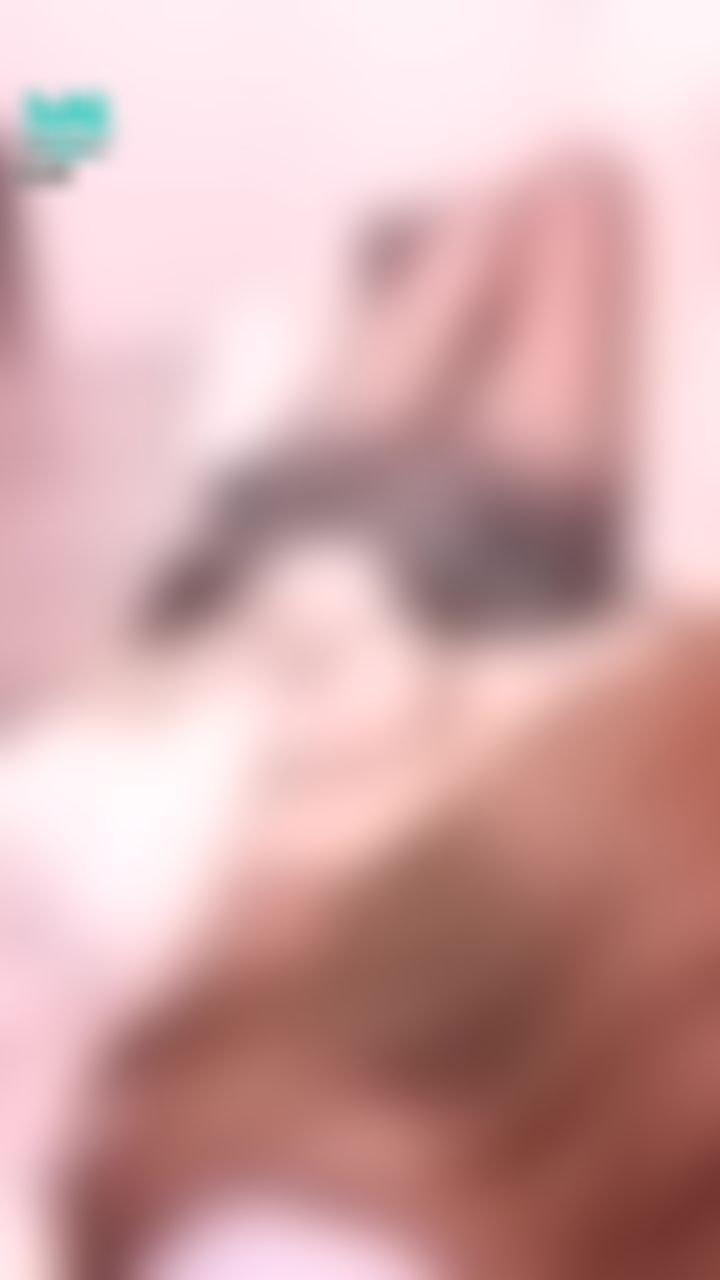  : 壞學生偷拍老師發春😈老師熱到都把衣服給拉下🥵奶頭都漲紅著...🔥到底要怎麼做才能退燒呢....🥺