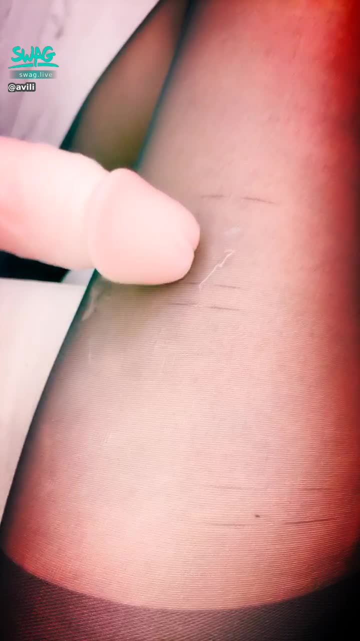  : 🔥壞學生直接把龜頭出蜜汁💦狂磨蹭在老師絲襪上😤害老師都被弄髒了🔞