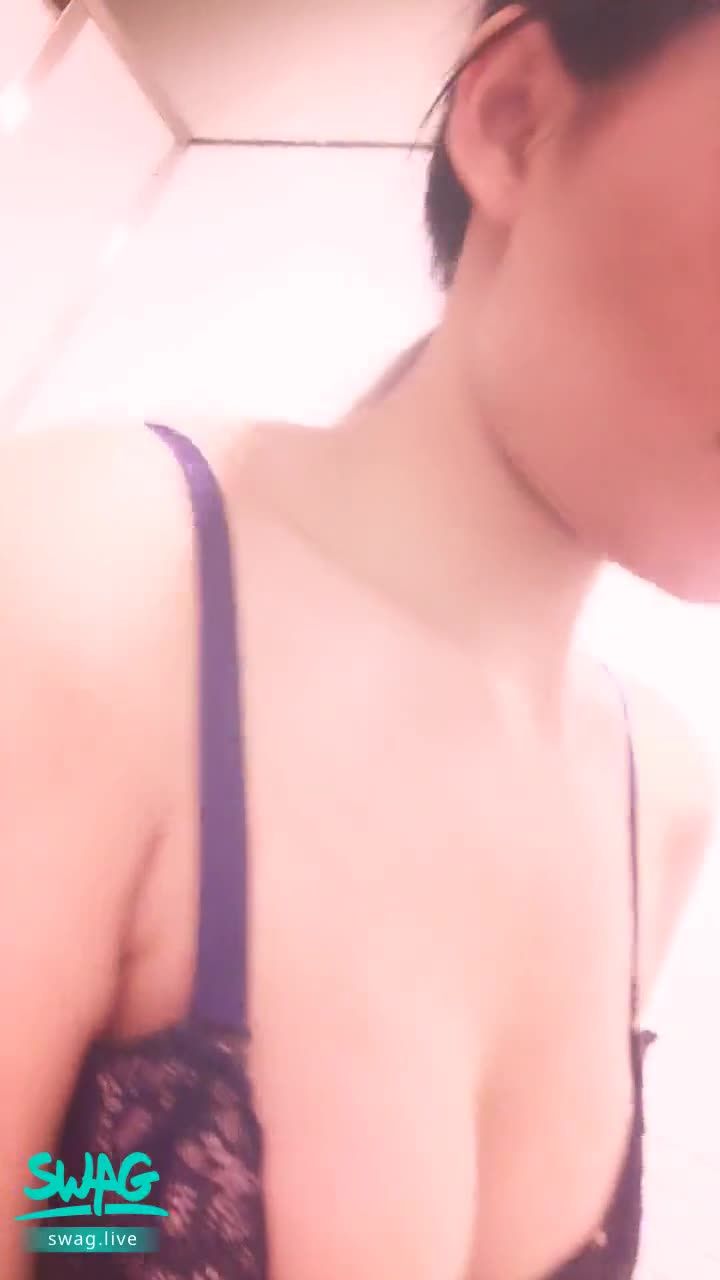 r*****a : 騷臉公廁發騷㊙️在外面抓起奶頭🙈直接敏感到叫出來🥺會被外面的人發現嗎🥺🥺