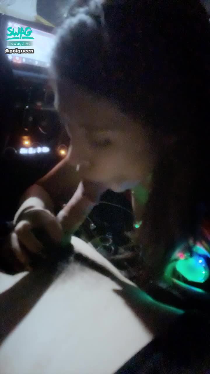 poiqueen : 💓車震💓露臉口交 小哥哥爽翻天 發出喘息