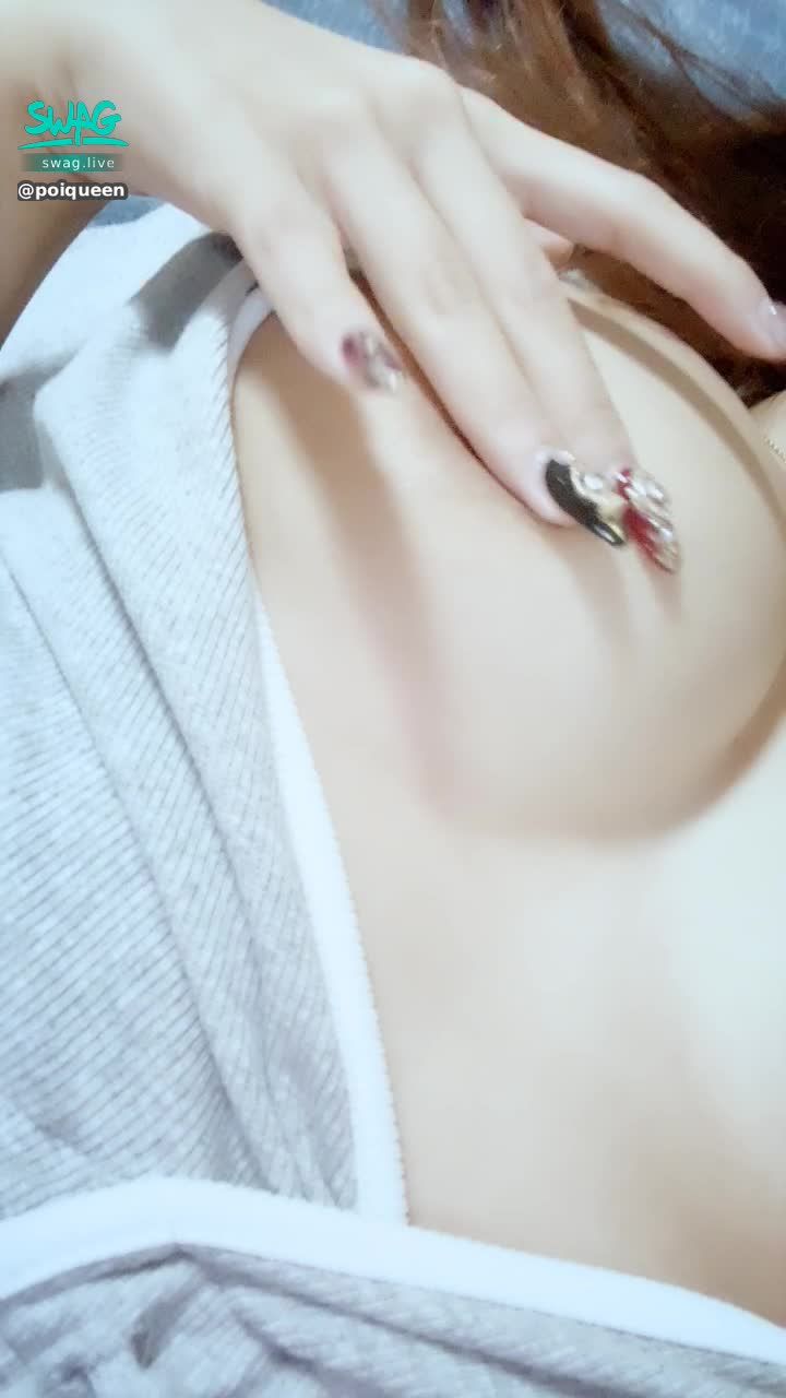 poiqueen : 玩奶頭不小心拍到臉