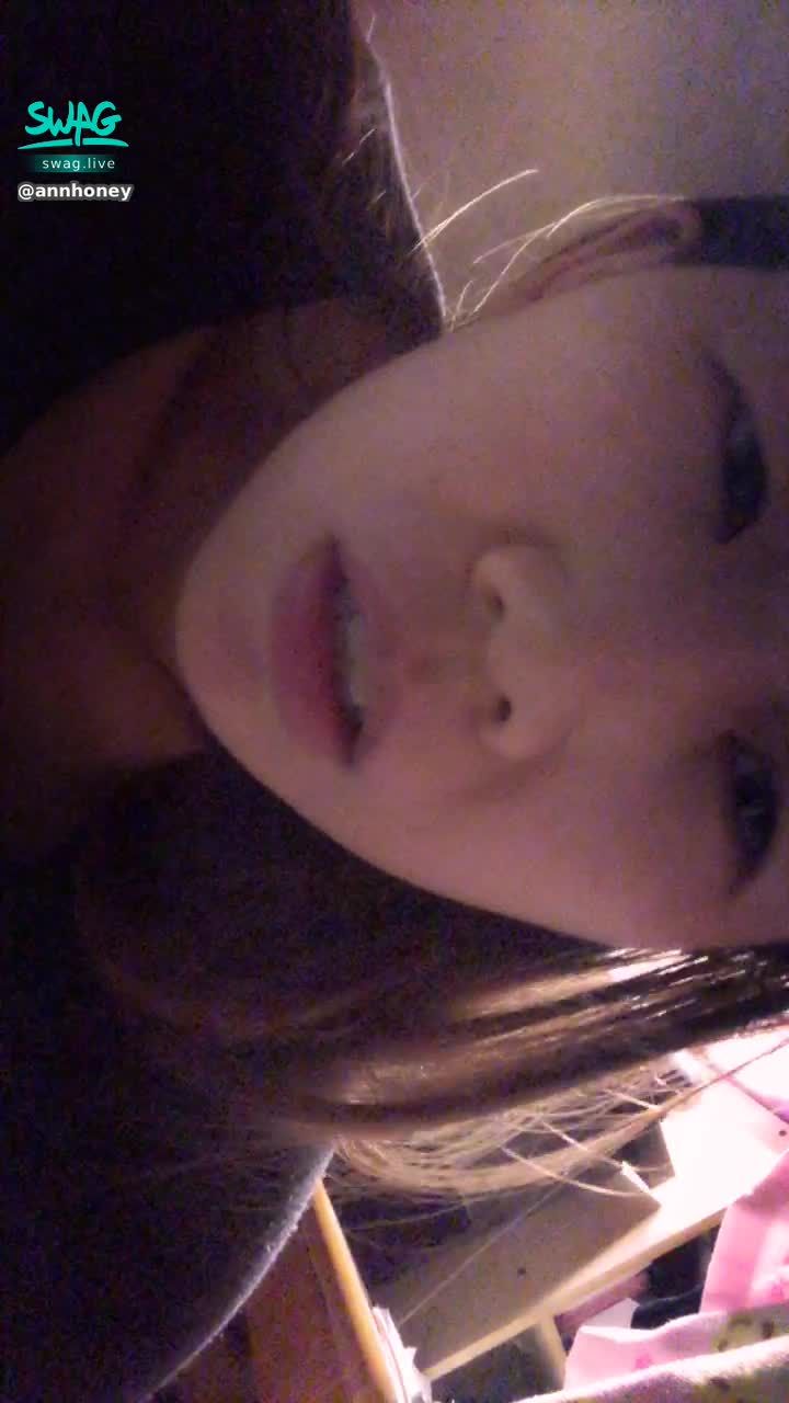 a******y : 忍不住發出呻吟聲....希望不會吵醒朋友...不然就尷尬了...