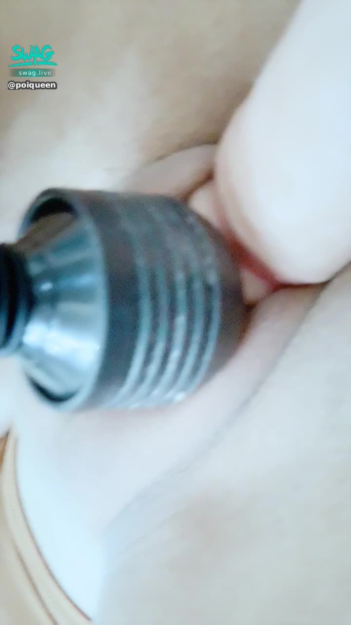 poiqueen : 小穴繼續用大棒棒塞著
又開始玩陰蒂