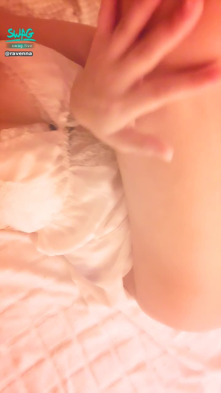 r*****a : 腳抬好高跟哥哥做愛🔥超軟Q身體🔥讓哥哥撞到最深㊙️把穴穴填的滿滿的😈😈