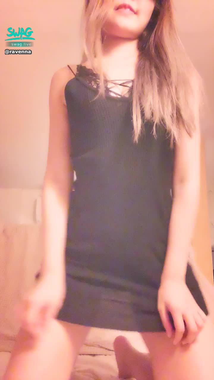 r*****a : 長片🔥超騷的臉🔥配上性感的舞😈還掀起來了🙈在哥哥上面跳如何😈😈😈