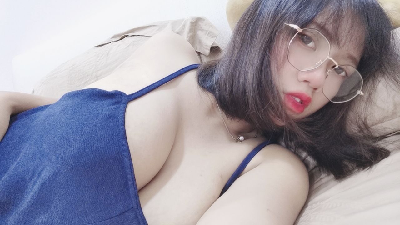  : 巨乳显出！ 想看衣服塞在巨乳之间吗？