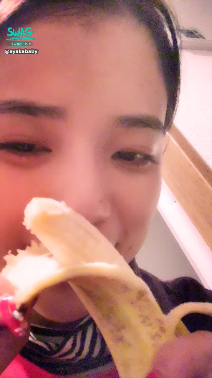 a*******y : おはよう😆朝ごはん🍌❤️❤️❤️ちんちんのほうが美味しいけどね💕your 🍌 more delicious 💓