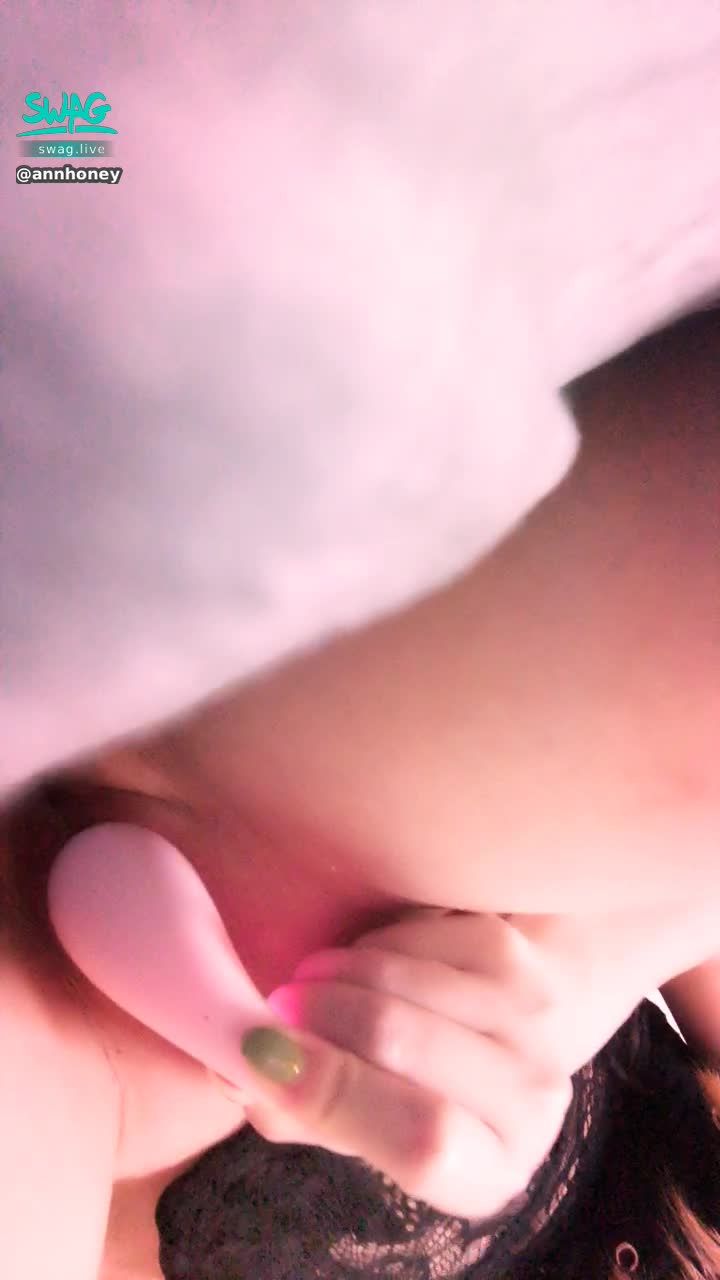 a******y : 雙腿開開 震動震動 想要真實有溫度有硬度的肉棒進來抽插