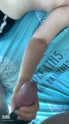 v**********n : 限定版五分鐘露臉長片
高清1080p/60fps 解析度,
兩男一女3P,
用手跟嘴把哥哥的棒棒慢慢用硬,
再自己扶著棒子從後面無套插入自己的小穴盡情抽插