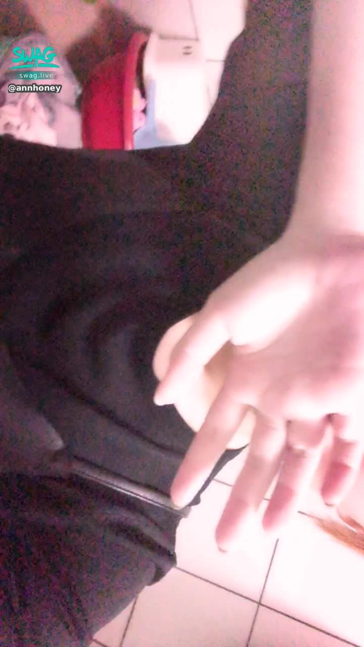 a******y : 🔞浴室抽插🔞露臉必解福利 趁洗澡的時候在廁所自慰 不敢叫太大聲 怕被家人聽到