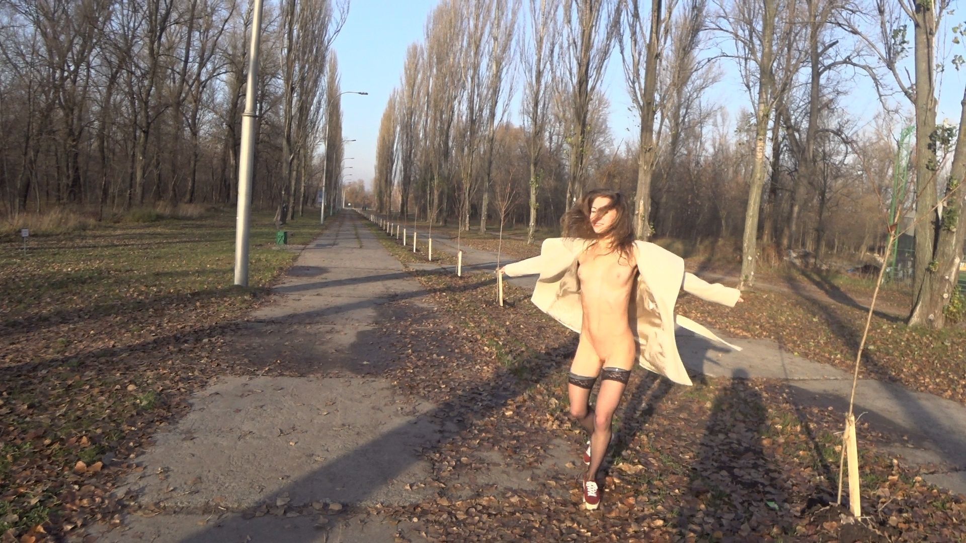 miabandini : REAL PUBLIC SEX. BEAUTIFUL 🙈 🙉 🙊 FUCKS ON A PARK BENCH