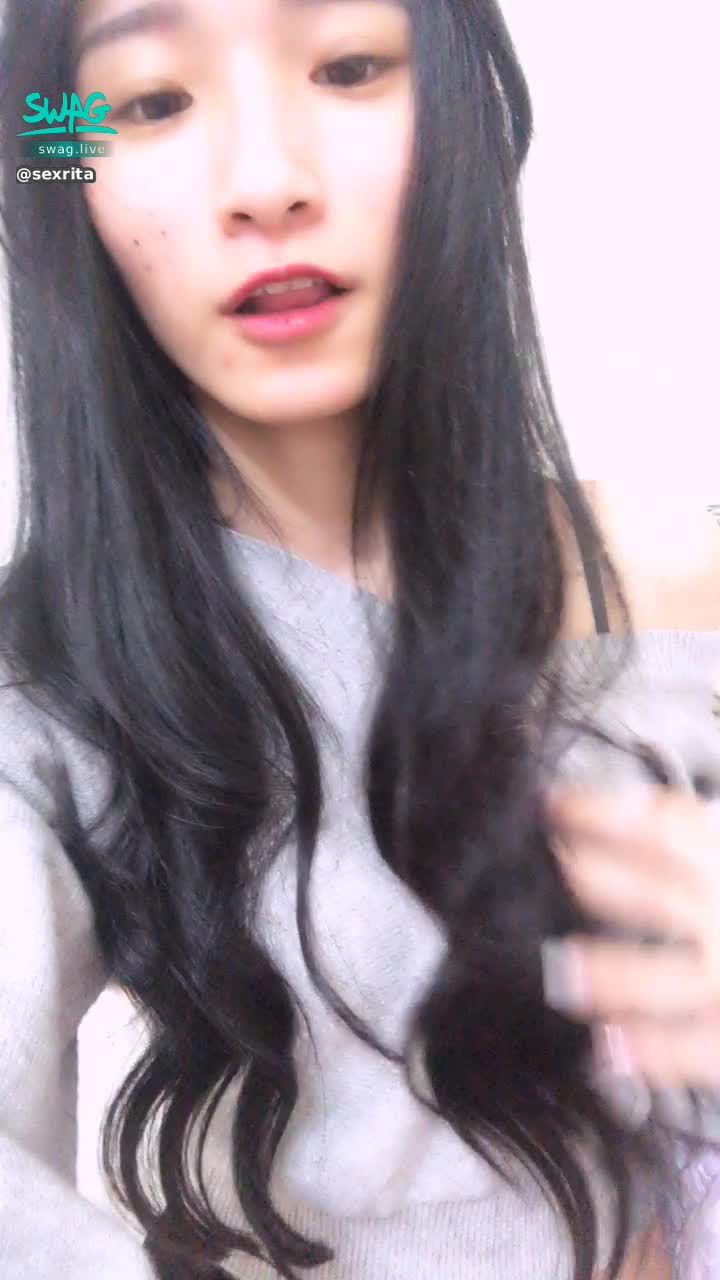 s*****a : 快來幫我脫剩下ㄉ一半內褲❤️🤤露臉M字腿自慰❤️