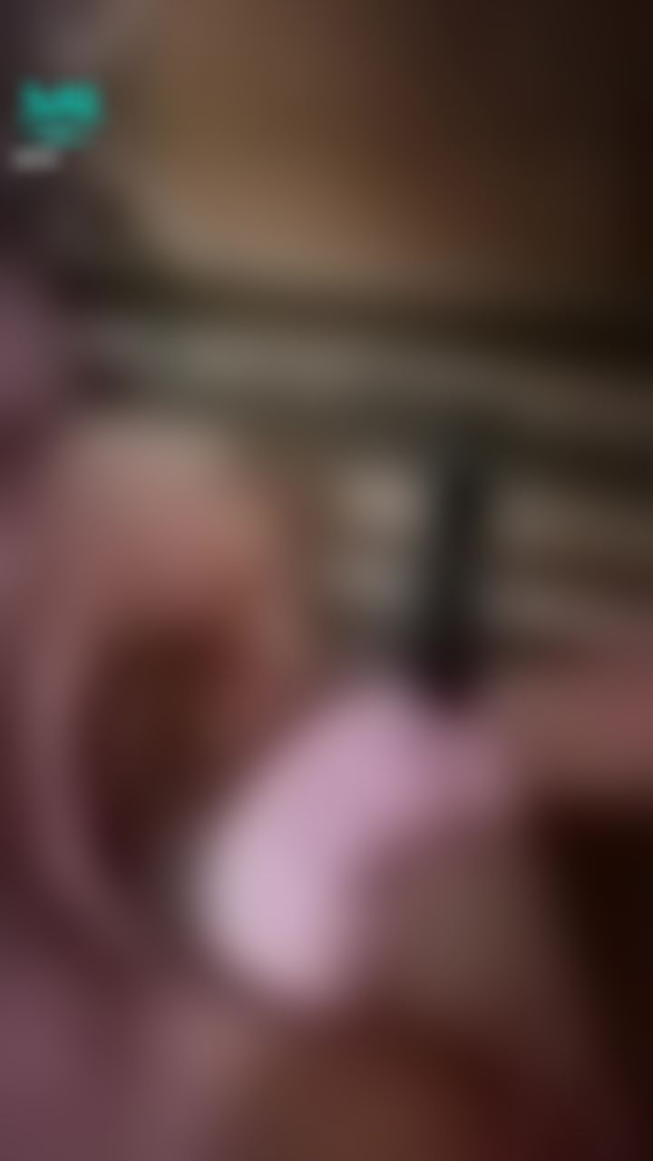  : 受不了開始摳💦爸媽在隔壁房間‼️還要緊忍聲音😣😣