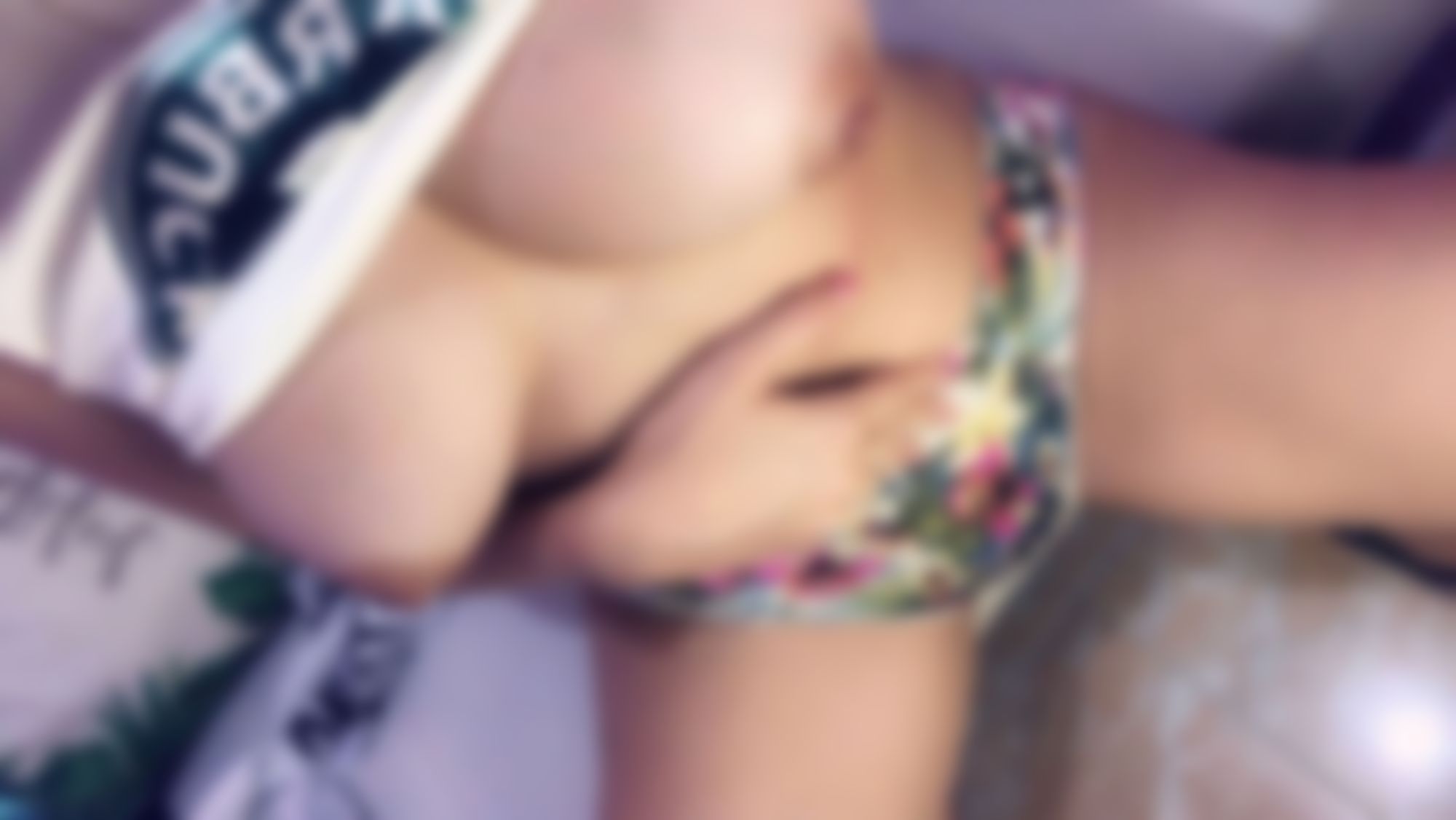 r*********n : I love to succeed in the middle of the music, dance gently as if you are watching me and wanting to touch myself, to feel in your hands in my aroma.. in my leather,,, sensuality and desire to fuck until i was totally naked for you... when you fuck me and i end up in your face