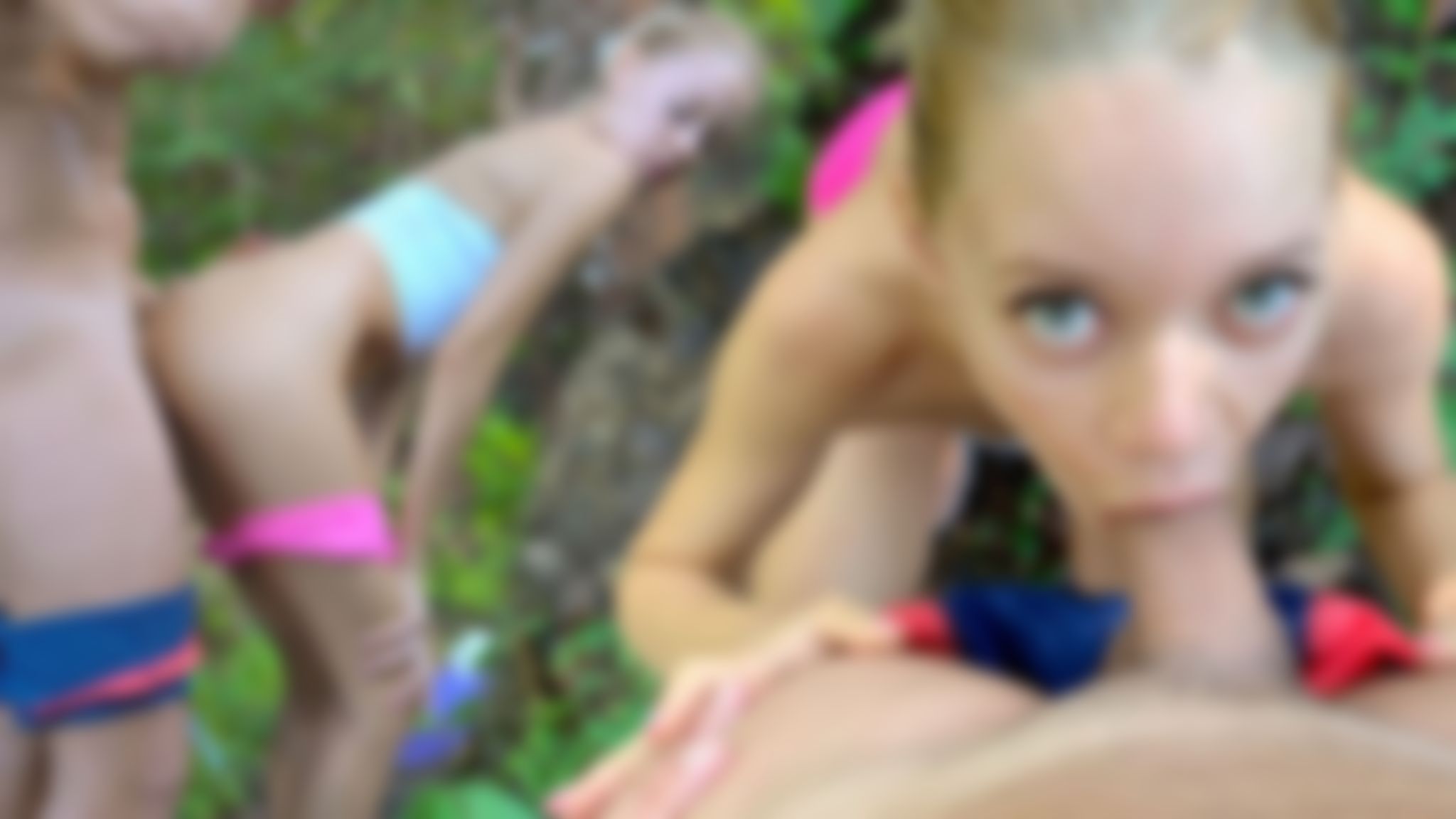  : Hot Blonde girl Bent over in the forest! 🔥 金髮淫娃 🙈 🙉 🙊露出