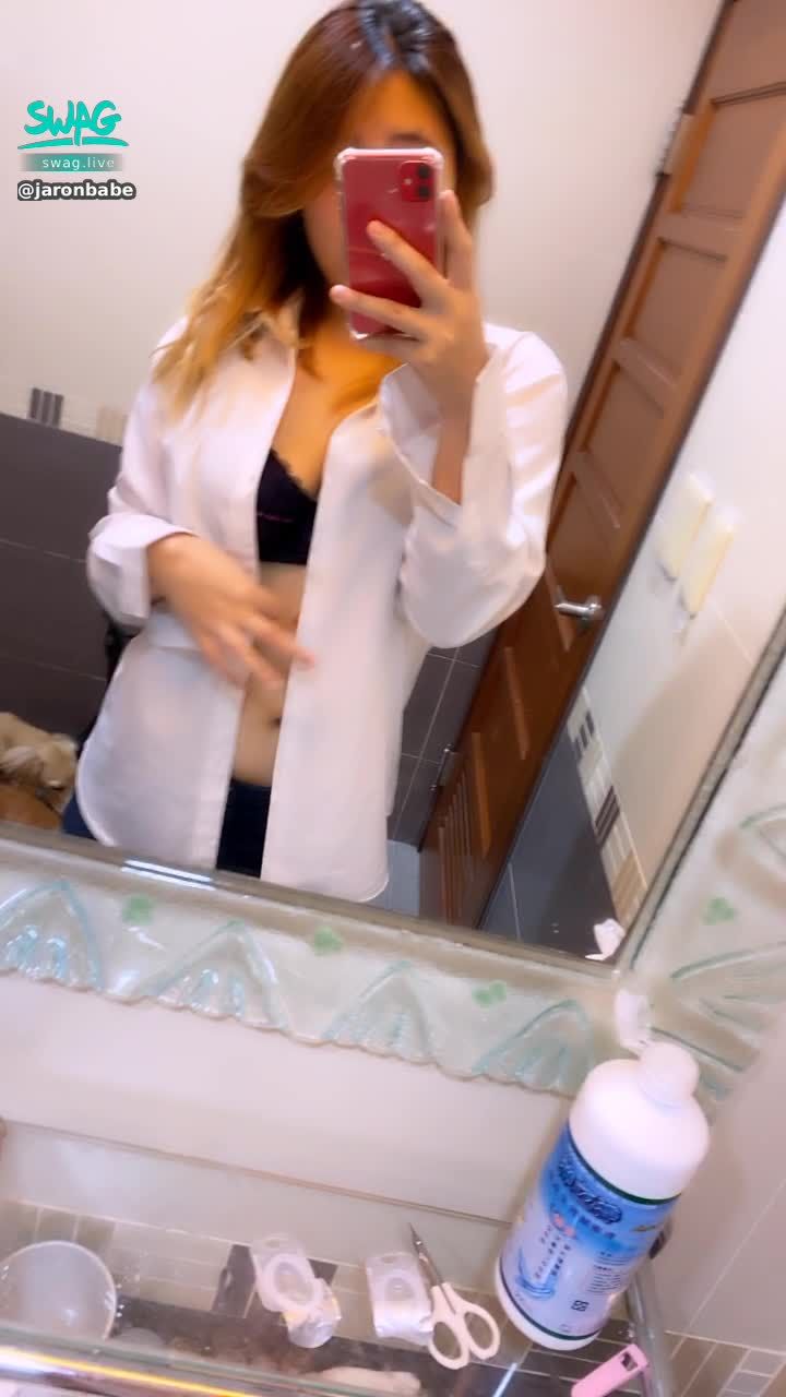 j*******e : 有襯衫控嗎？😜😜😜我很喜歡穿襯衫勾引你呢😘😘😘