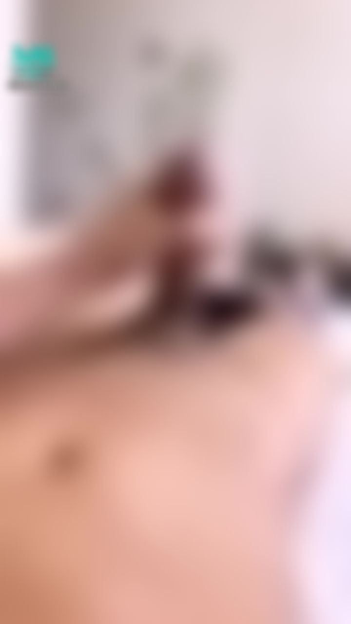 : 性愛自拍影片還沒剪完，就已經受不了射了！😅