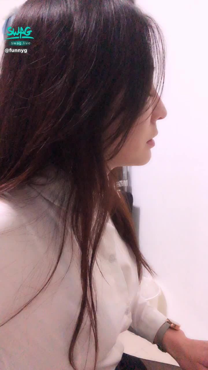 funnyg : 👔總經理的懷錶怪怪的⌚️ 總經理說小日一個女孩子在公司也不太安全，乾脆等她一起離開。過了十幾分鐘，他開始跟小日閒聊。猜他剛才在找什麼

「小日，你知道我剛才在找什麼嗎？」總經理開始和小日在閒聊。
「找什麼啊？」小日一邊看著電腦一邊問。
「是懷錶」總經理邊說邊從衣服口袋裡拿出來。
「懷錶？」小日好奇轉頭看向總經理

總經理一邊左右搖晃，一邊說
「它很漂亮，是嗎？」

「是的。」小日回答完後想把目光再轉移回電腦屏幕上，但總經理不給她機會。

「小日，你看著它，是不是覺得很舒服？」
「嗯，很舒服。」