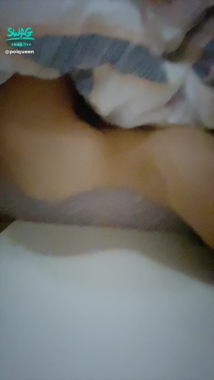 poiqueen : 一大早全裸在床上
小哥哥們不起床處理一下