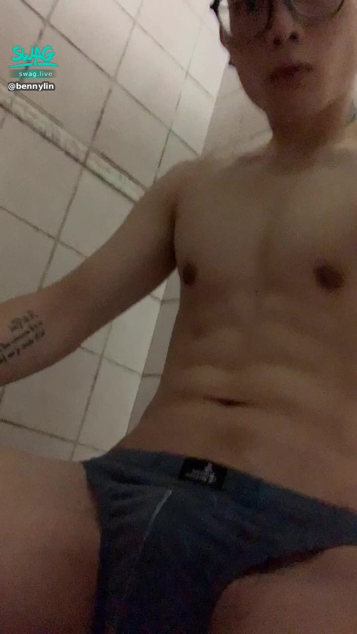  : 穿低腰三角 直接噴尿