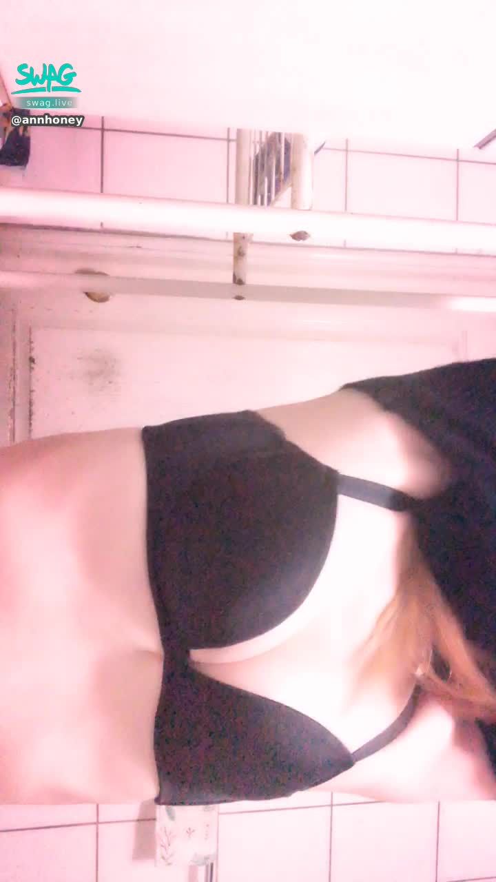 a******y : 脫衣 準備洗澡 搖晃的雙奶 洗內褲