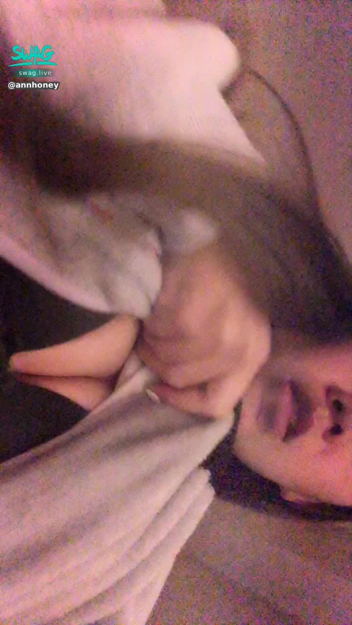 a******y : 想吸一口嗎 想把你的臉靠在我胸上