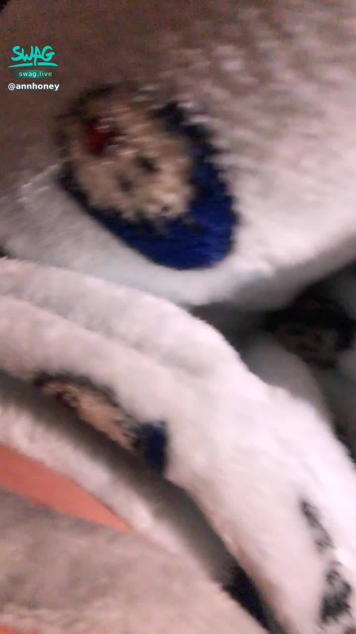 a******y : 太想要了 忍不住脫褲子 伸進去 好緊張 怕朋友隨時進來