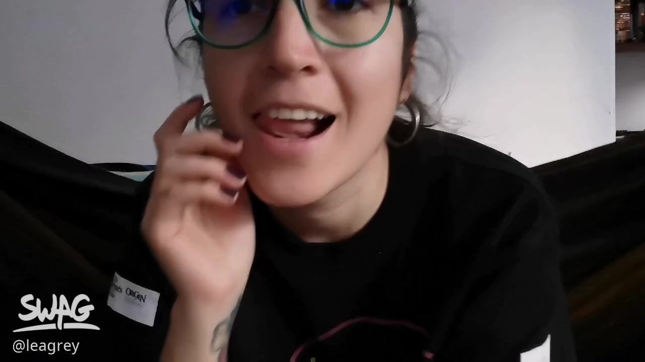 l*****y : Quería intentar venirme en la hamaca, me dio mucha calentura jugar en ella y venirme ahí. Quieres verme? 👅💦