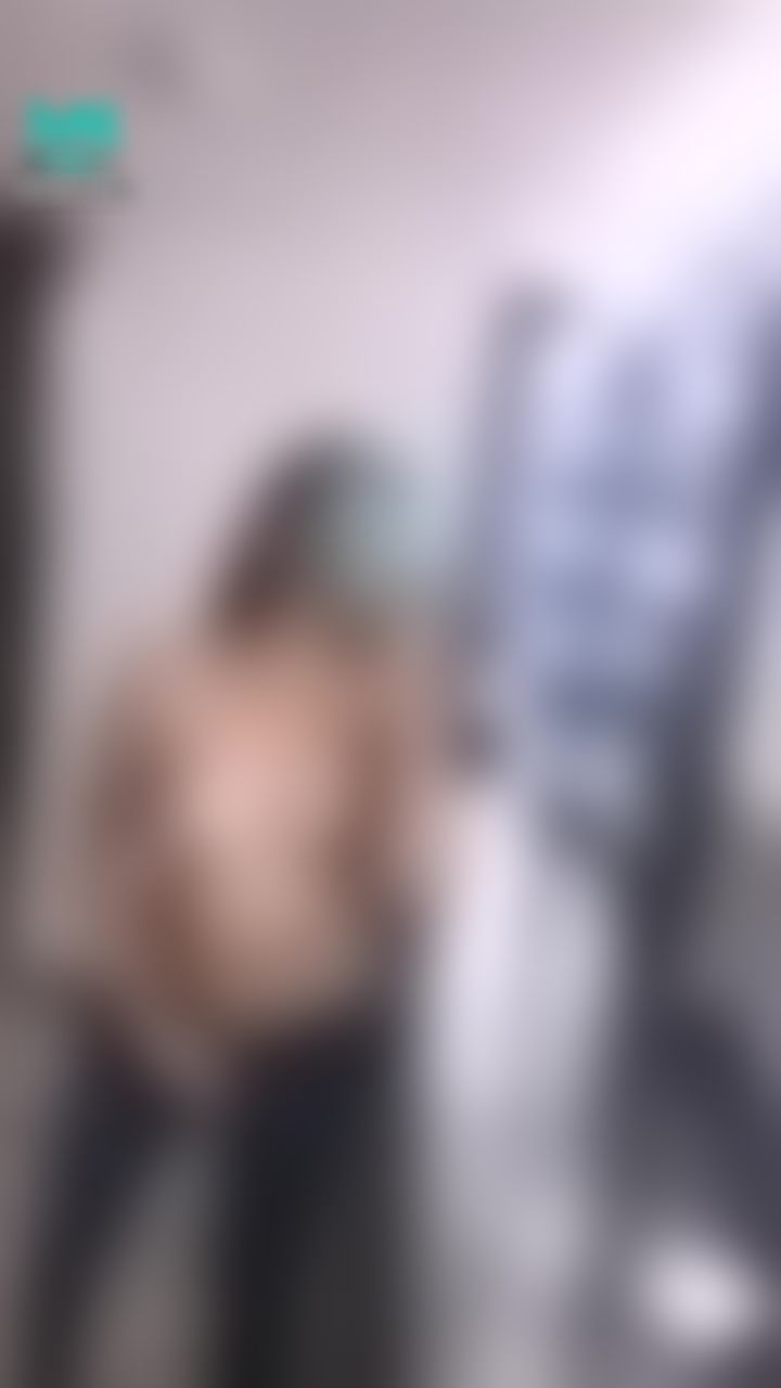  : Me estorban los jeans, vamos a quitarlos🤭