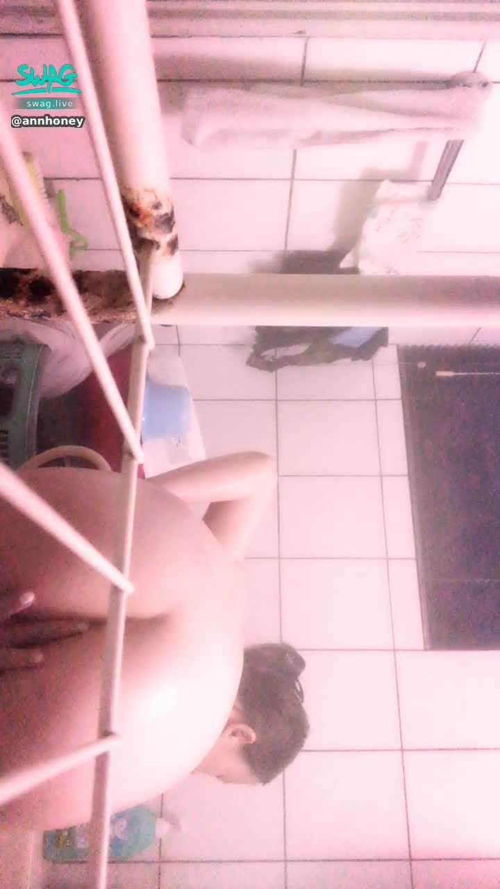 a******y : 全裸 洗澡偷窺視角 原來安安洗澡都偷偷做這種事