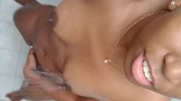 c*******d : negra sexi se masturba en la ducha de la habitación de sus padres mientras ellos están en la habitación 💧🔥💧