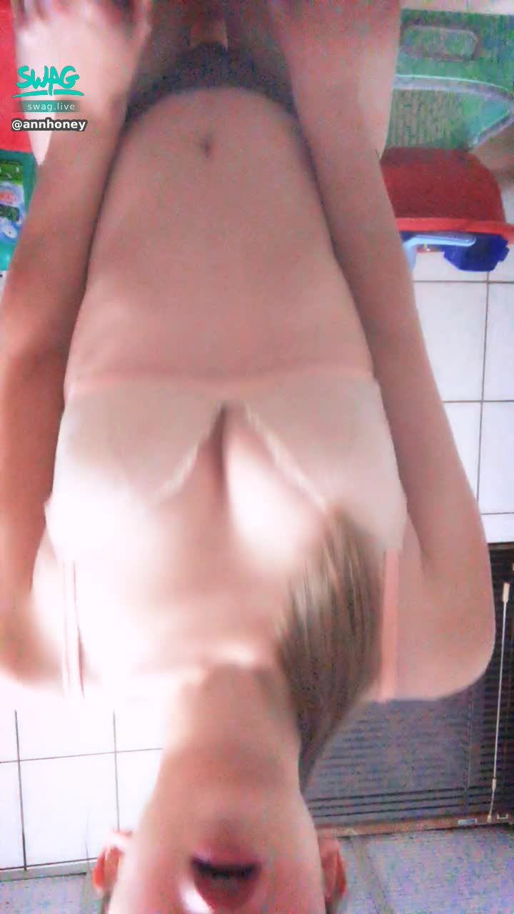 a******y : 超色情 把假屌插著 坐在上面搖 發情中