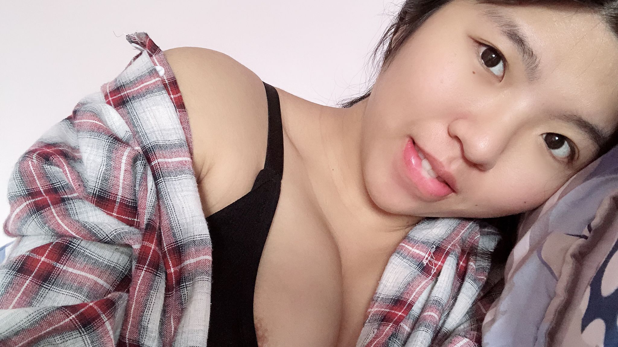 l**********n : 🍑 Breast beauty limited 😈 high tide water
Want to see my three-point full face in the same frame 🔞 An under-trained look 🔞 You can't miss my body ☺️☺️☺️ The lower body is very honest

As long as you say Yuanyuan is very dry 🌊 my pussy is wet
The milk is squirting out