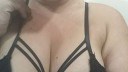 g******h : Caliente y con deseos de sexo duro, comienzo a acariciar mis tetas, a chuparlas y untarlas de aceite para que mis dedos deslicen suavemente, mientras mi vagina se va humedecido