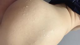 lizbaby : 讓你們看看來月經時的小穴是怎樣的,最後還流出經血哦~