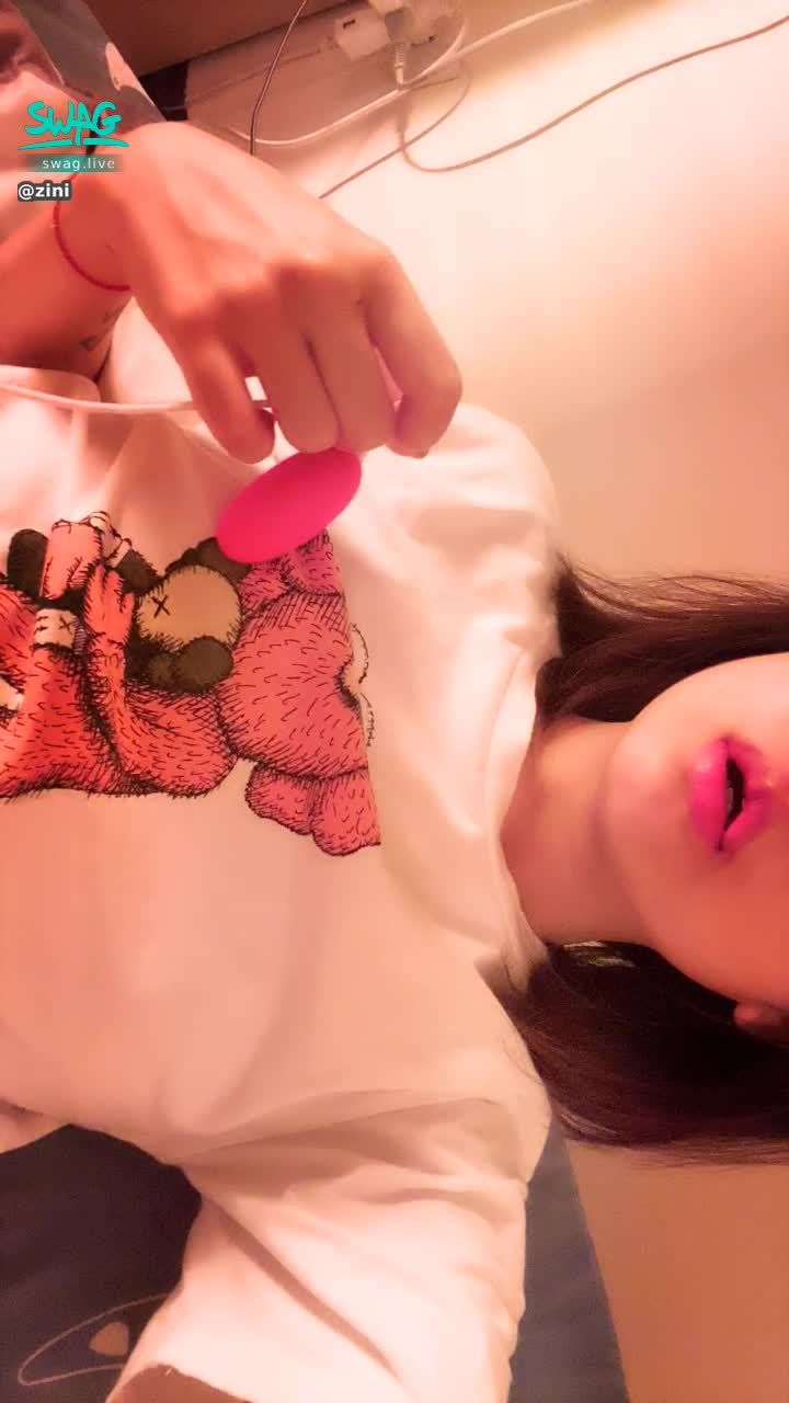  : 沒穿👙隔著👚刺激奶奶💥微微顫抖又酥又麻⋯⋯