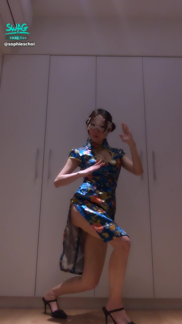  : Wearing a Chunli costume, dancing sexy and dancing 😈😈😈 Sophie gave herself up for the sake of baby today, and even picked a song related to kung fu 😘