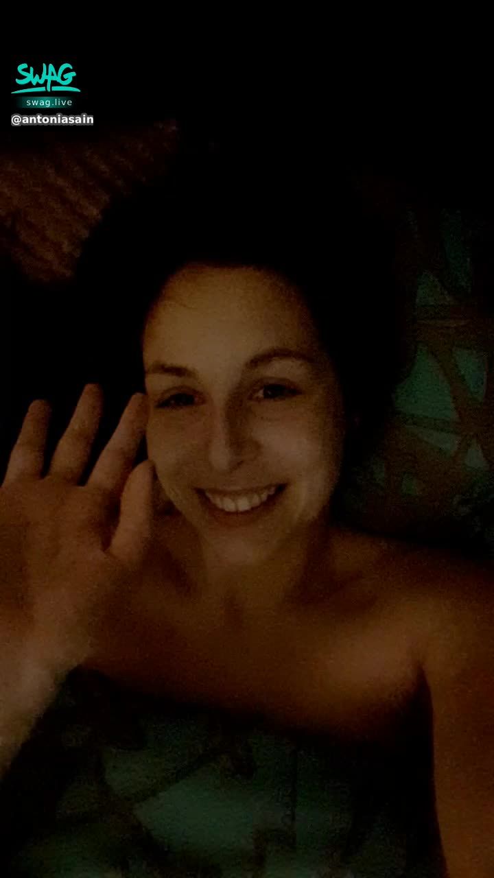  : Good morning. Just wake up.... 💋