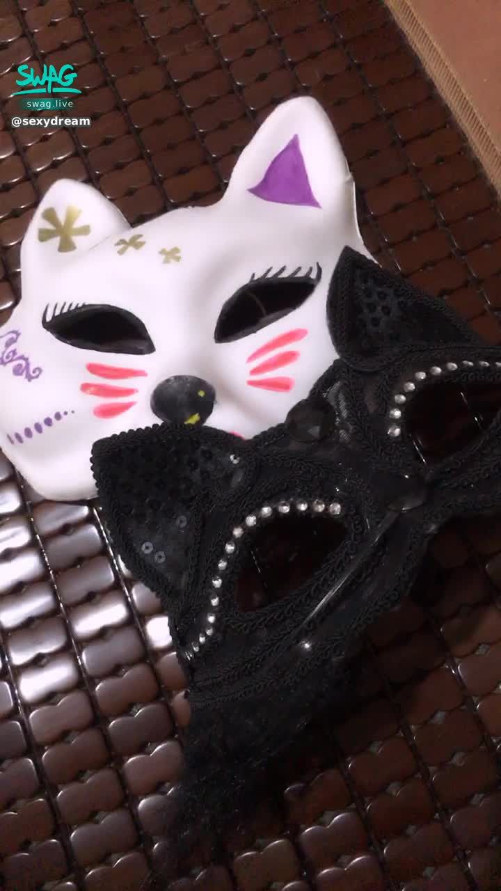  : 最近的煩惱 應該要帶哪一種眼罩好
還是帶不服貼的面具🎭？
主子們幫我出建議吧⋯⋯
