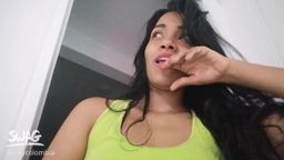 k***********a : Estoy sentada esperando a mi amiga pero ella decide follar con su novio... Ahora quiero la polla de ese chico dentro de mi coño.
Escucha como azota su culo y hace que ella grite de placer.