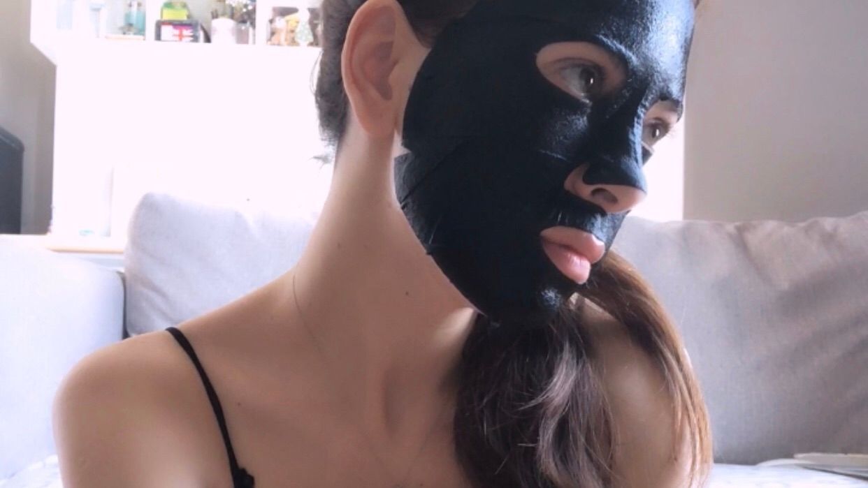 l*******e : 🖤 wild black cat at home 🖤
Sexy Annie wearing beauty mask