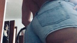 r*********n : Slim blonde who loves the beach puts on her shorts and gets in intense heat! her golden skin marked with a swimsuit is sexy and provokes devouring her all! stay and you will see her ass in its maximum splendor and her wet pussy