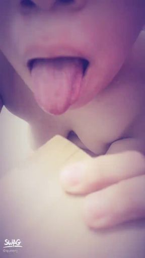  : 👅淫蕩小母狗👅 乖母狗當然要把自己弄髒的桌角舔乾淨了💦💦❤️
