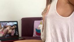 r*********n : Tarde de domingo, ella sola en casa , escoger una película donde piensa que la están follando duro , esta rubia se viene con ganas y se calienta muchísimo viendo como se comen a la chica con una gran verga