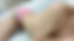 lizbaby : 朋友來我家借宿,突然性慾來潮,趁她睡著後偷偷在旁邊自摸,自慰,這種感覺既爽又刺激,害怕朋友突然醒來可又停不了手~