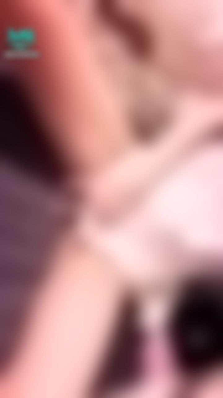 e********n : 居家系列‼️開🔊
濕濕的手一摸就滑進去了🤟🏻
好想要棒棒安慰我😈🔞