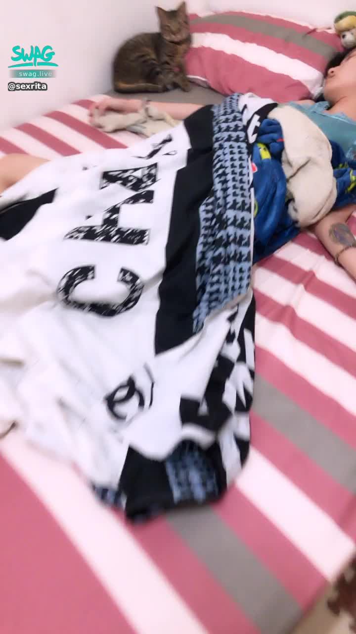 s*****a : 正在睡被學長偷摸露點露臉❤️